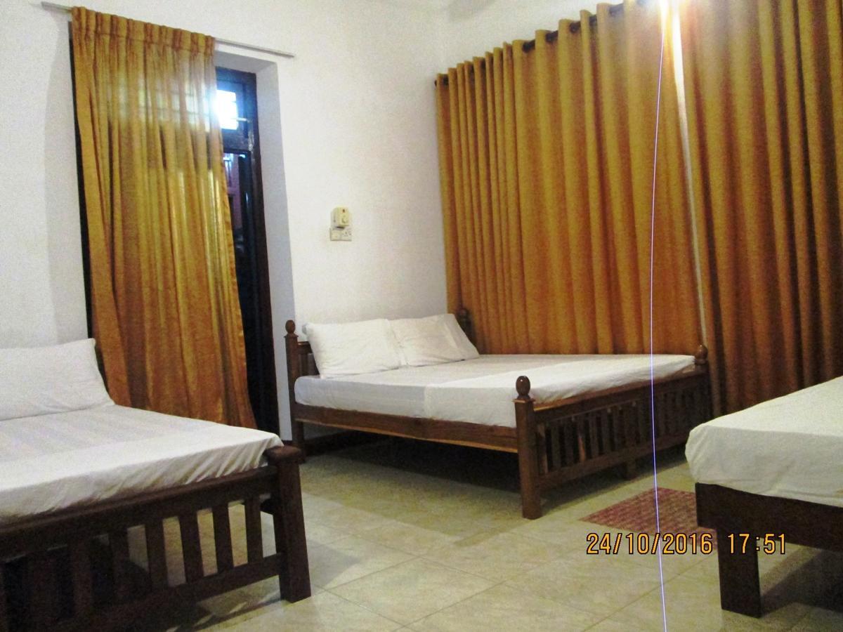 Hotel Blue Whale Jaffna Exteriör bild
