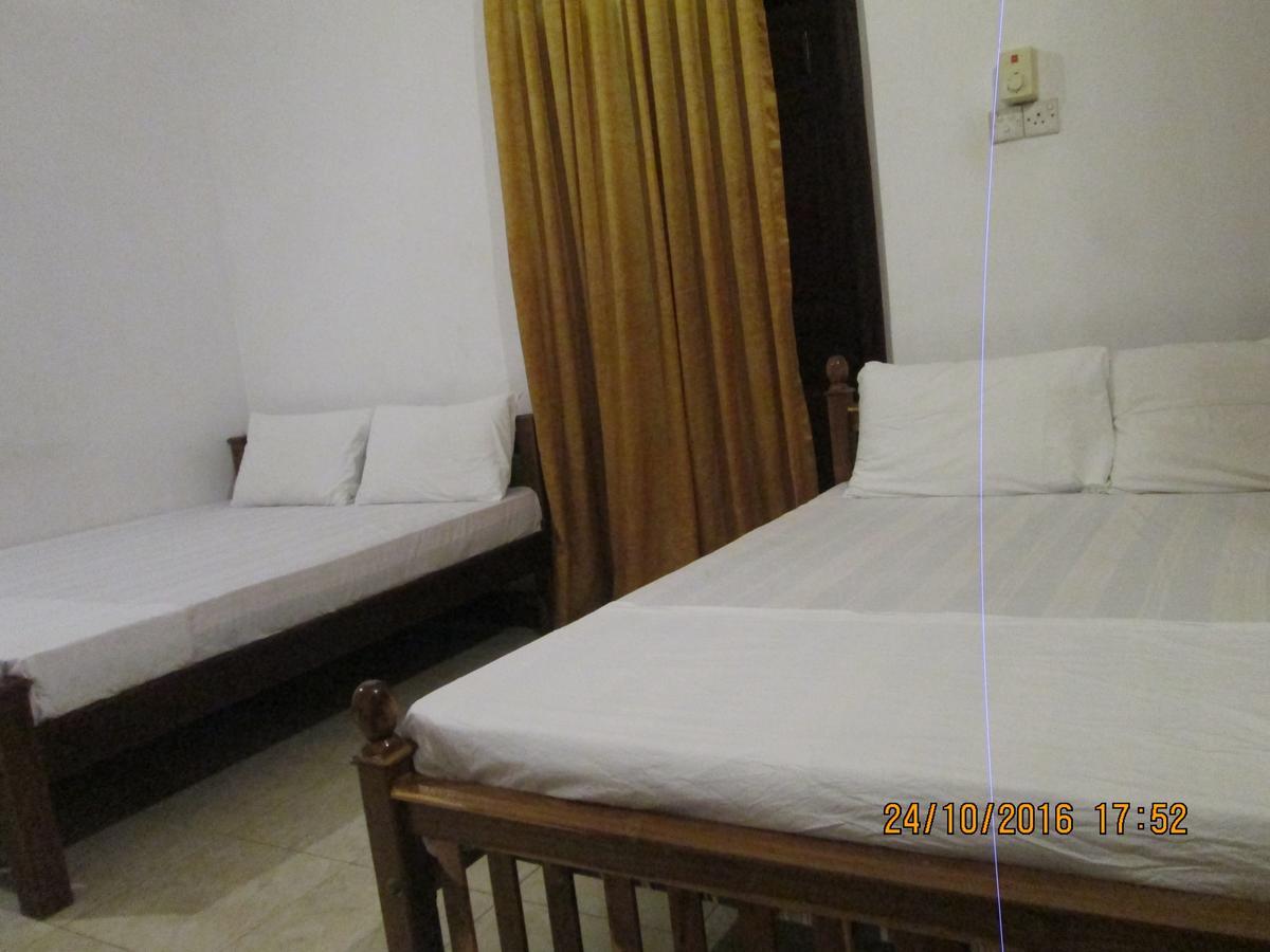 Hotel Blue Whale Jaffna Exteriör bild
