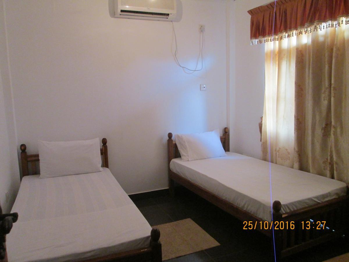 Hotel Blue Whale Jaffna Exteriör bild