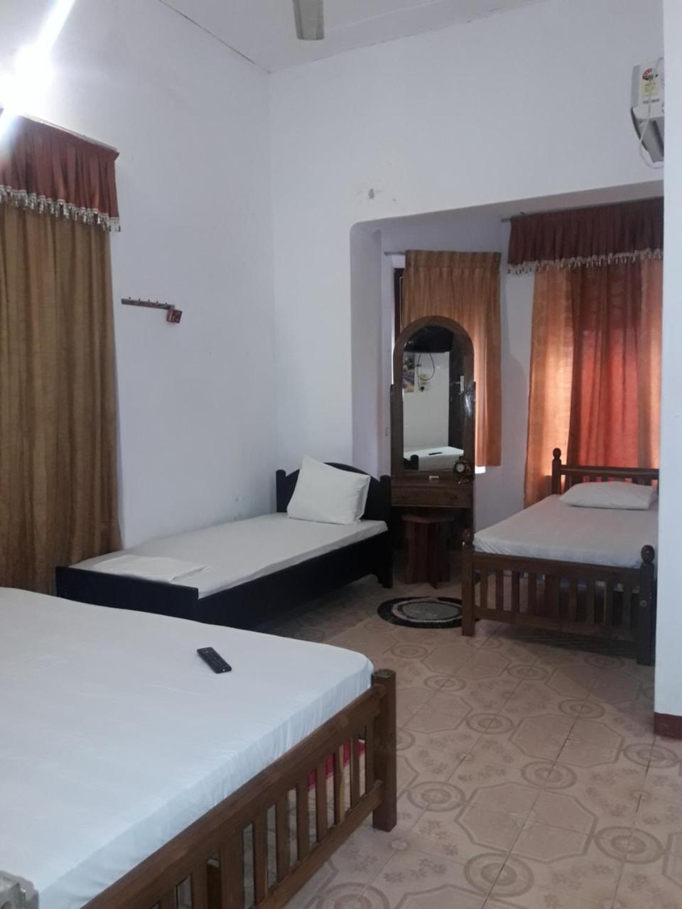 Hotel Blue Whale Jaffna Exteriör bild