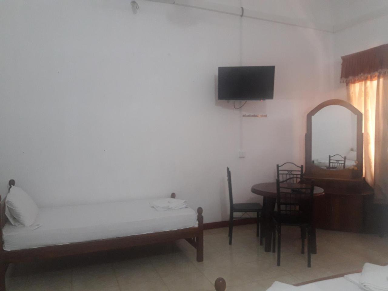 Hotel Blue Whale Jaffna Exteriör bild