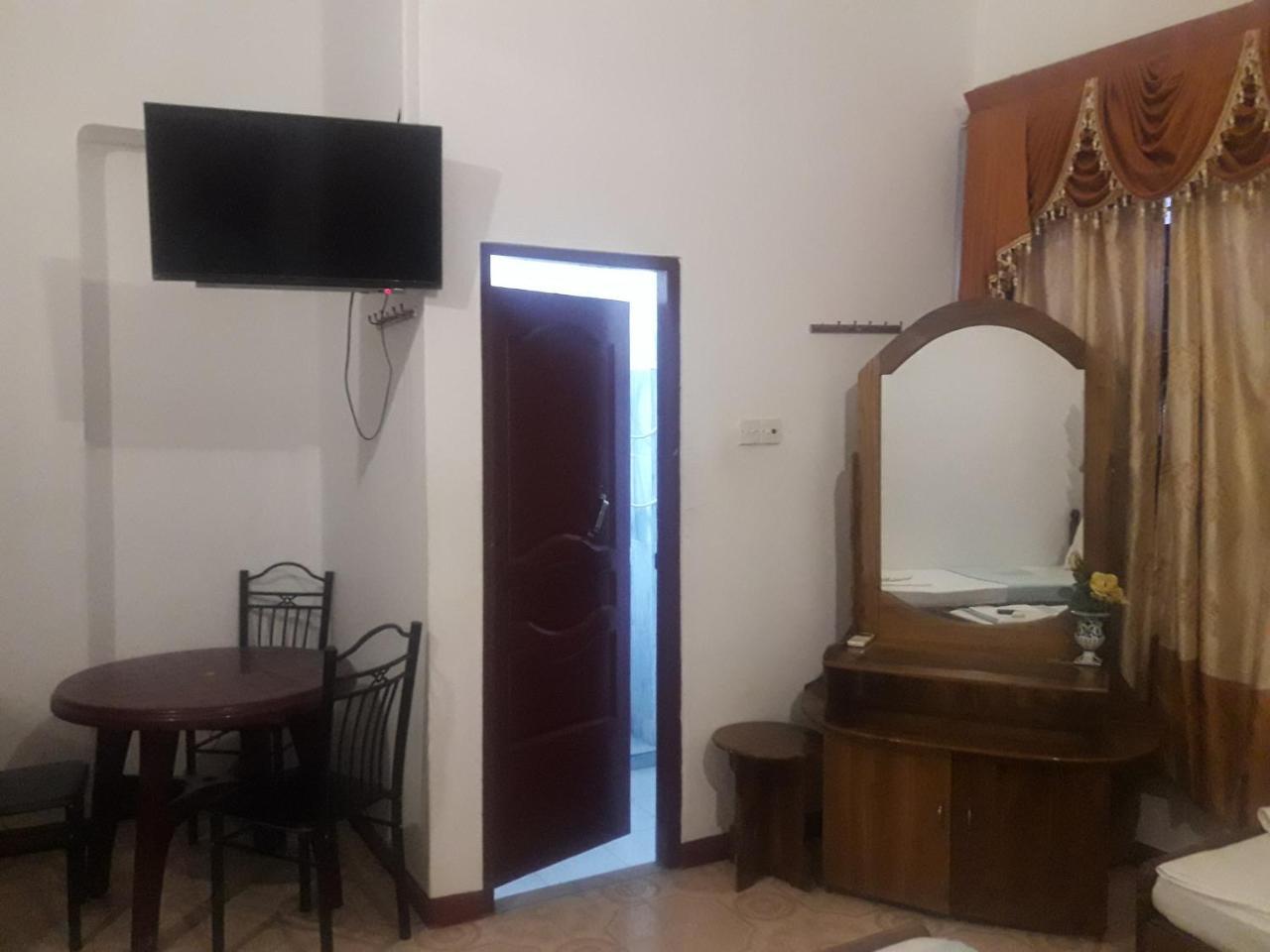 Hotel Blue Whale Jaffna Exteriör bild