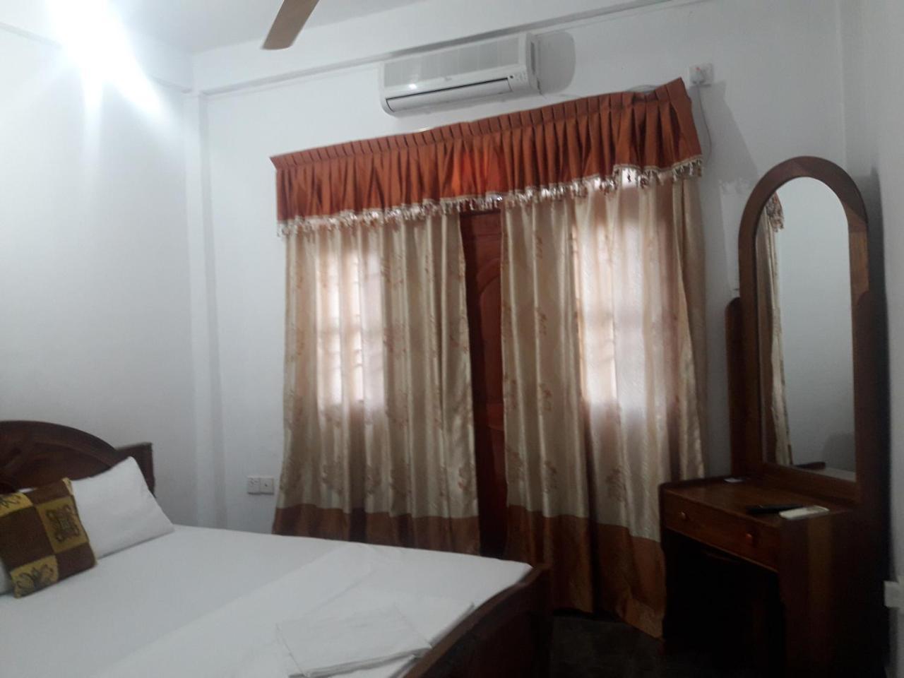 Hotel Blue Whale Jaffna Exteriör bild